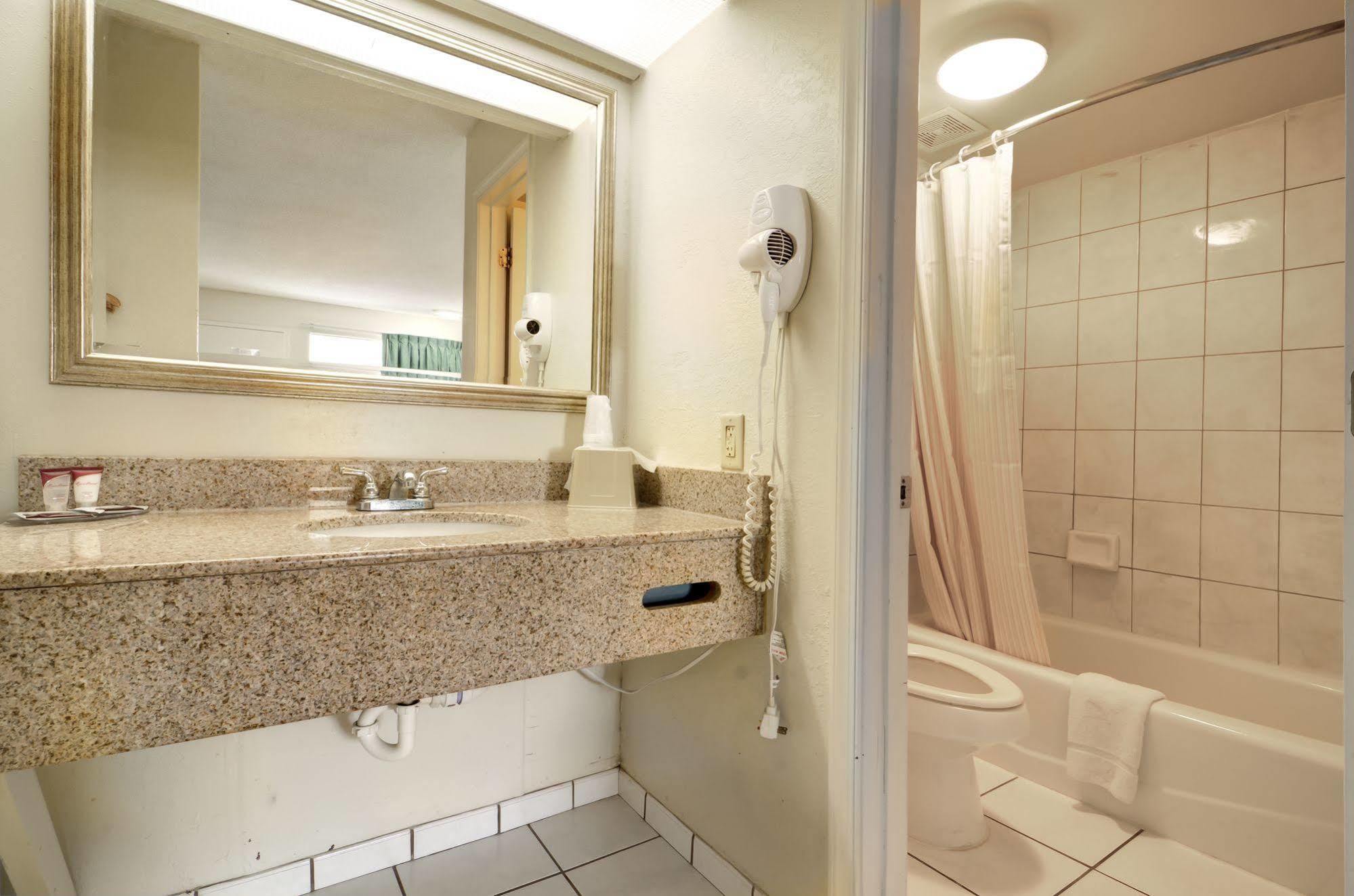 Key West Inn - Newport News Ngoại thất bức ảnh